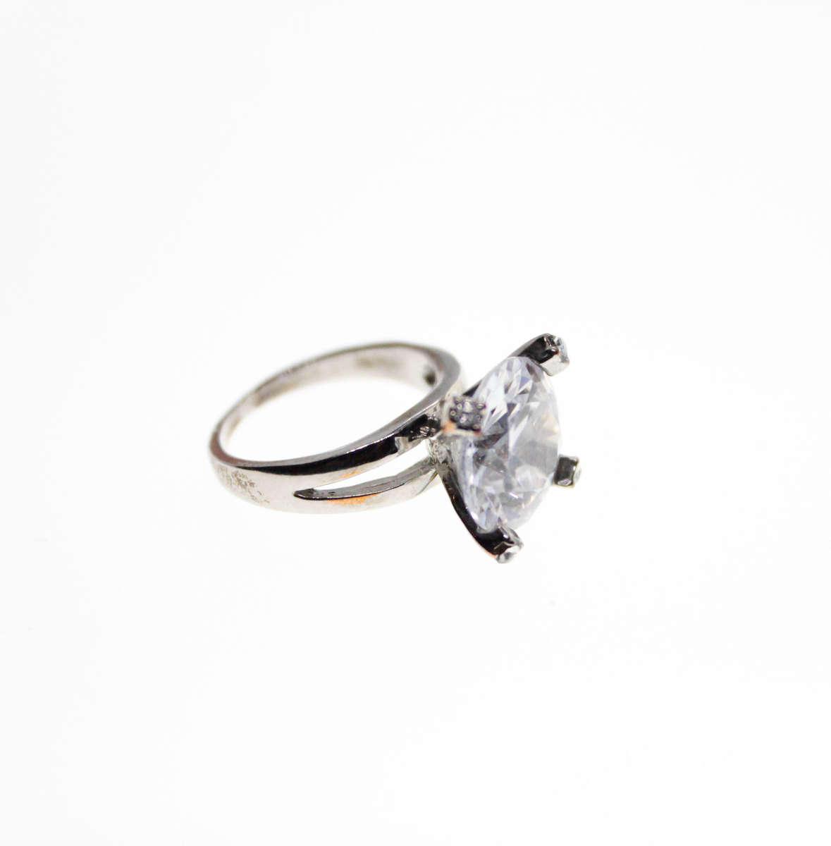 Ring - Silver Tone Solitaire Design with Split Band. Large Clear Stone in Claws - ML2528