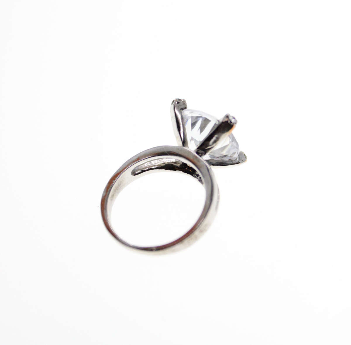 Ring - Silver Tone Solitaire Design with Split Band. Large Clear Stone in Claws - ML2528