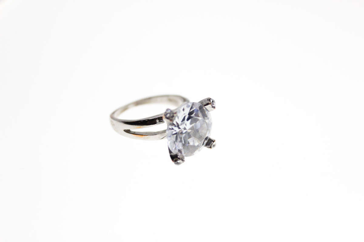 Ring - Silver Tone Solitaire Design with Split Band. Large Clear Stone in Claws - ML2528
