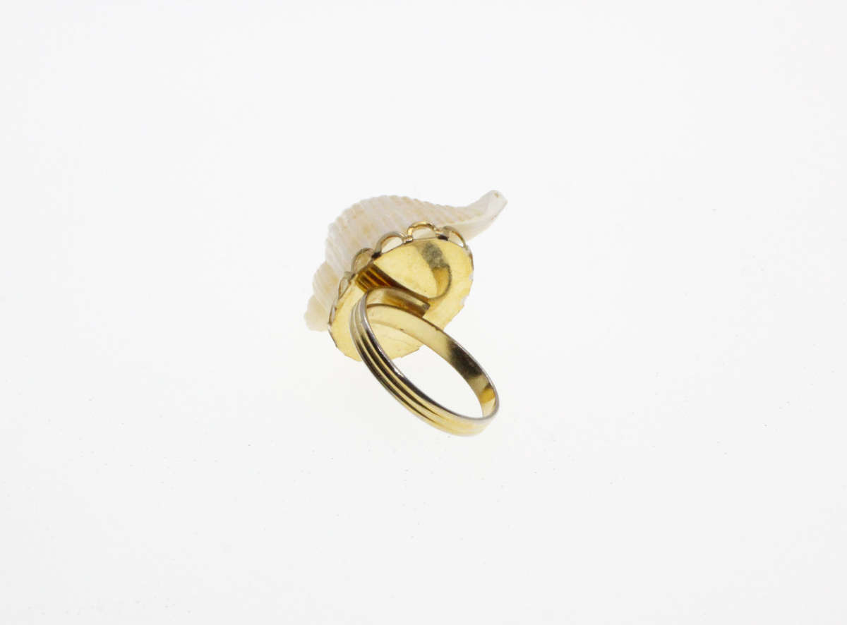 Ring - Gold Tone Expandable band with a Sea Shell - ML2676