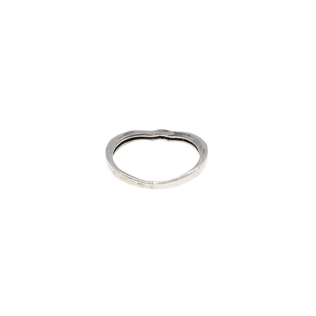 Ring - 925 Silver Band Small V indent in centre. Diamantes - ML2936