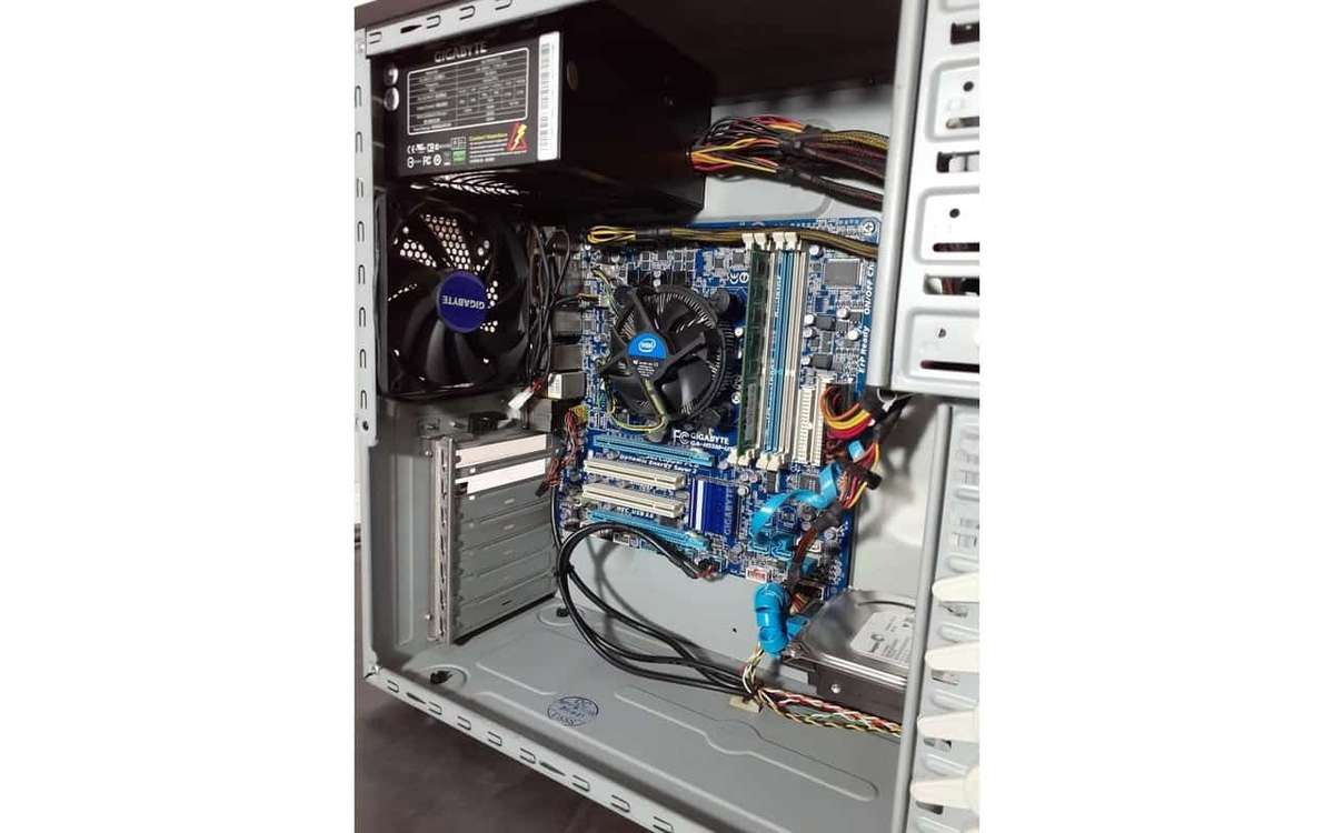 Intel core i5-650 @ 3.2ghz | 4GB DDR3  | 500gb HDD | Windows 7 Ultimate