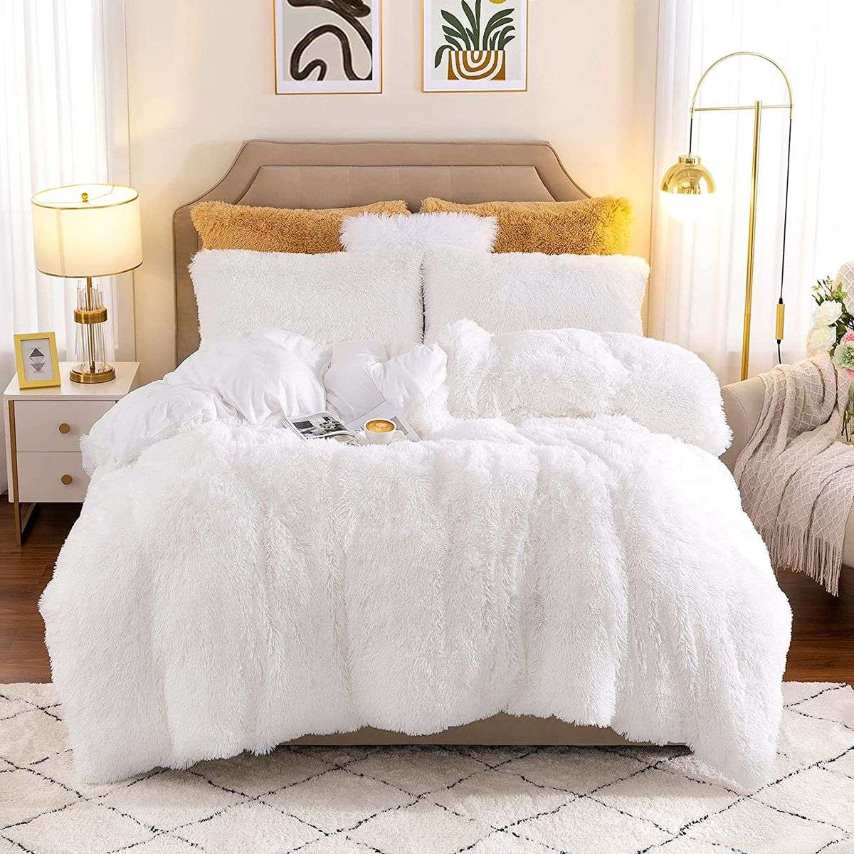 SMTE 5 Piece Fluffy Comforter - White with keychain