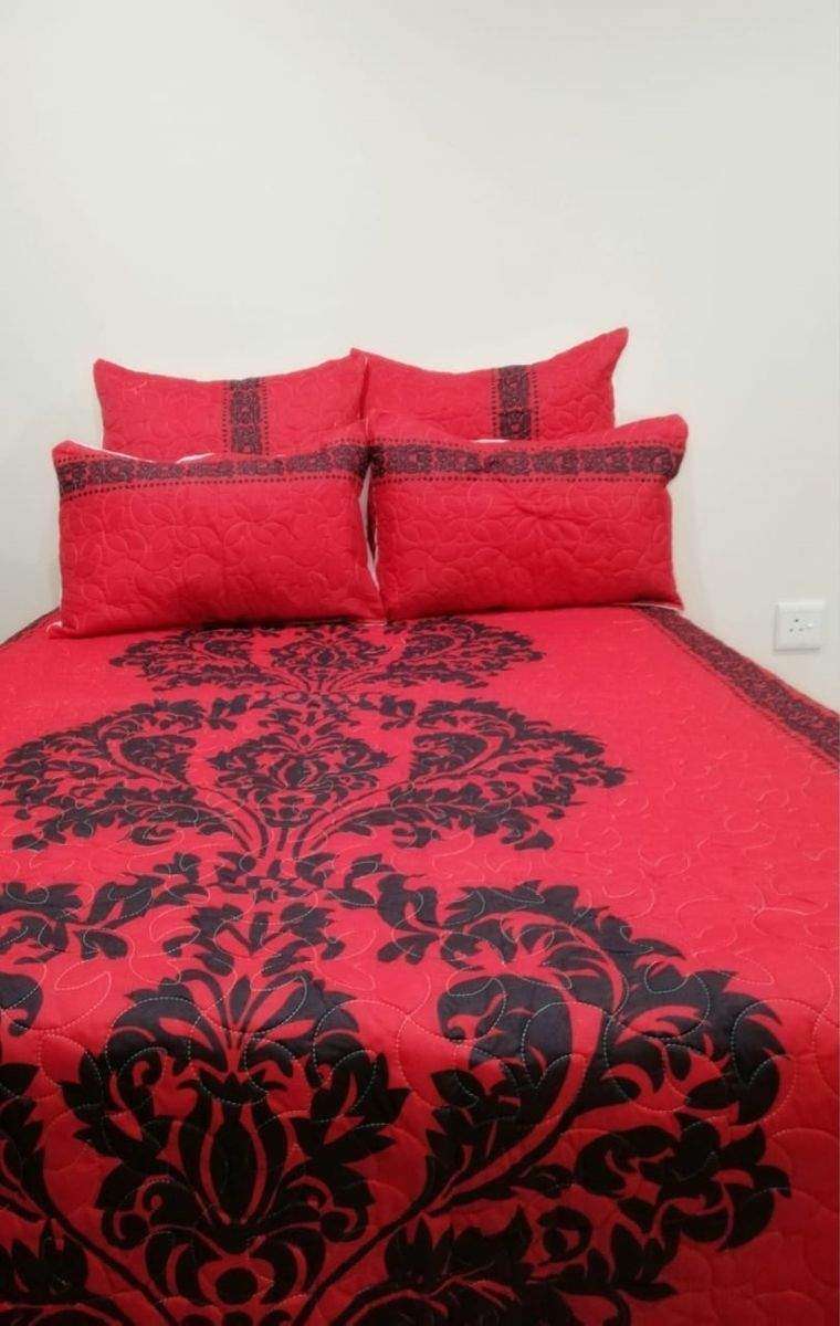 SMTE 5 Piece Quilt Set Red Flowered Bedspread Set with keychain