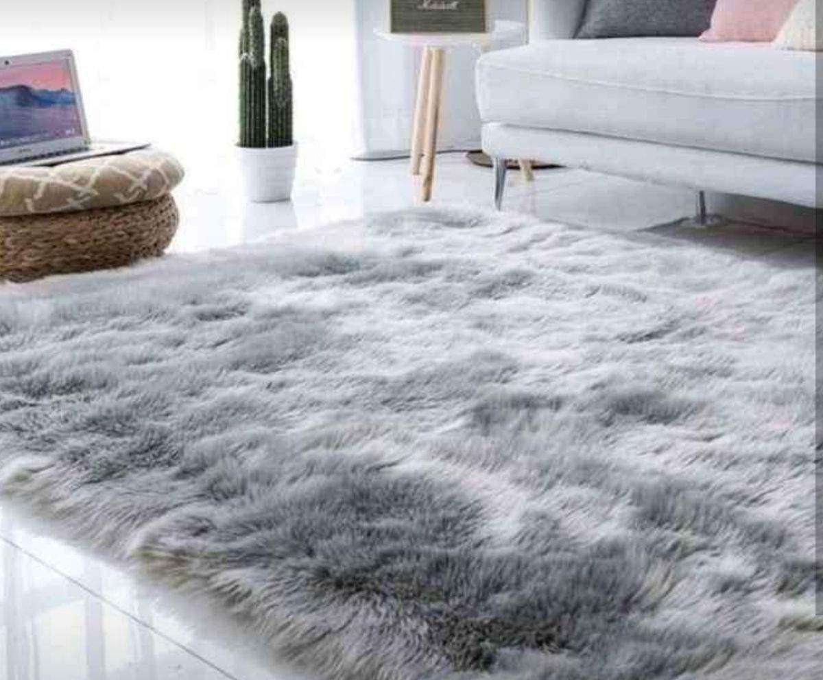 SMTE Large Premium Fluffy Carpet/Rug - Grey with keychain