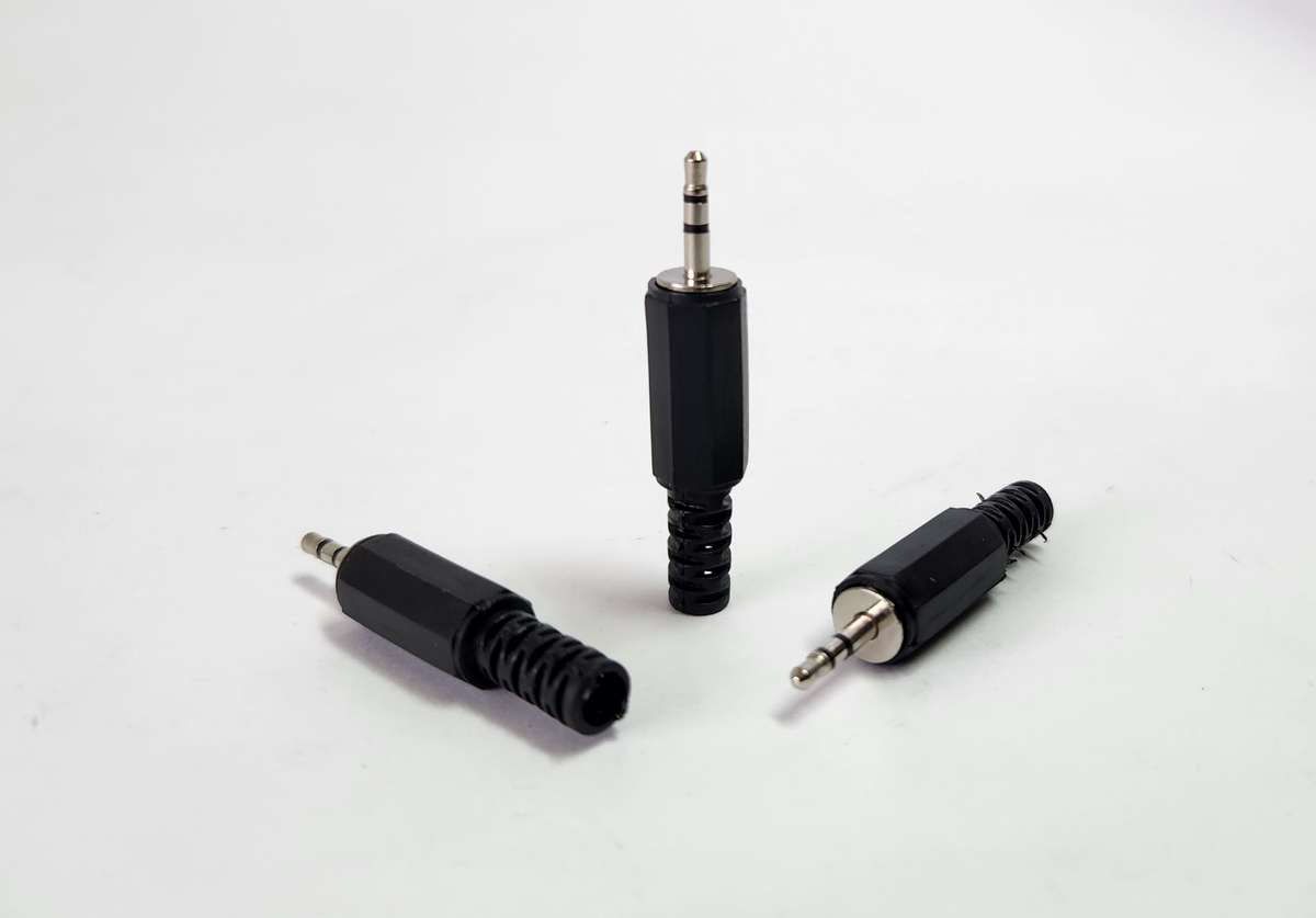 2.5mm Stereo Plastic Plug with Cable Tail  Black (2 pcs)