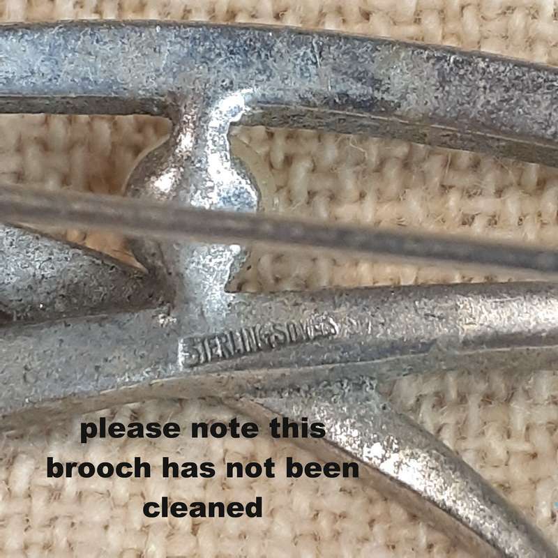 Stirling silver marcasite and pearl brooch - 4.7g