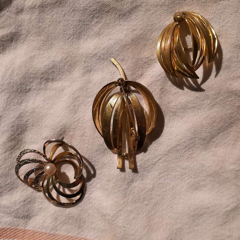 3 gold tone brooches - vintage - nice condition