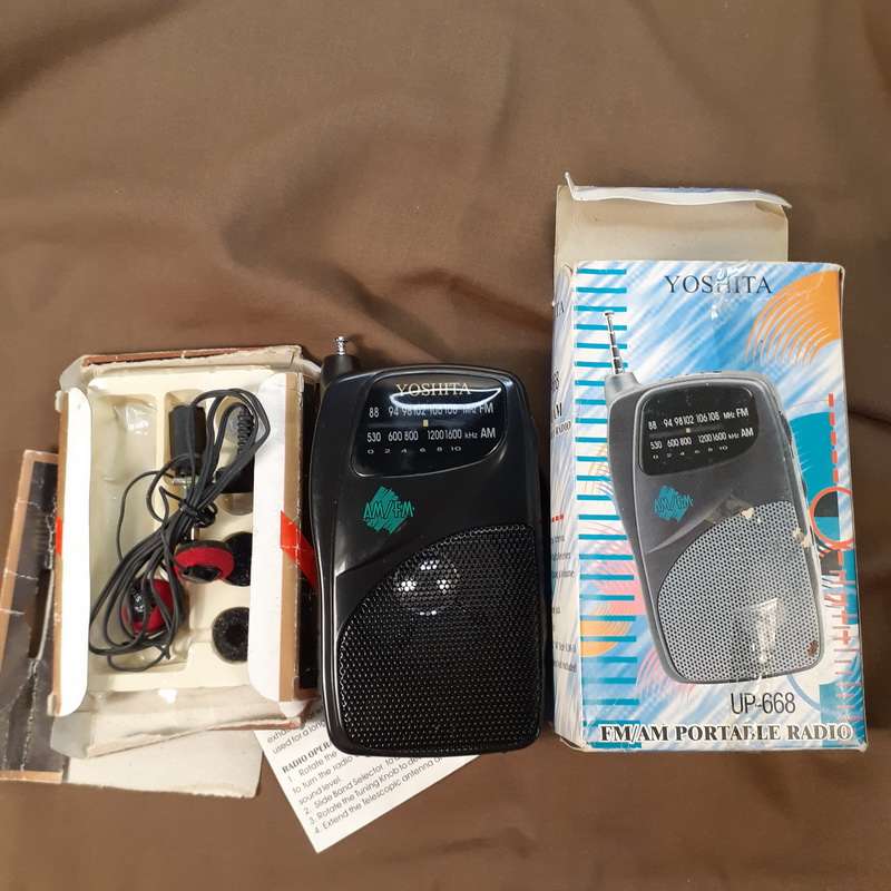 Portable FM/AM Radio Yoshita vintage, with belt clip