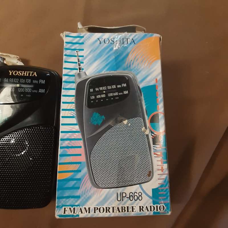 Portable FM/AM Radio Yoshita vintage, with belt clip