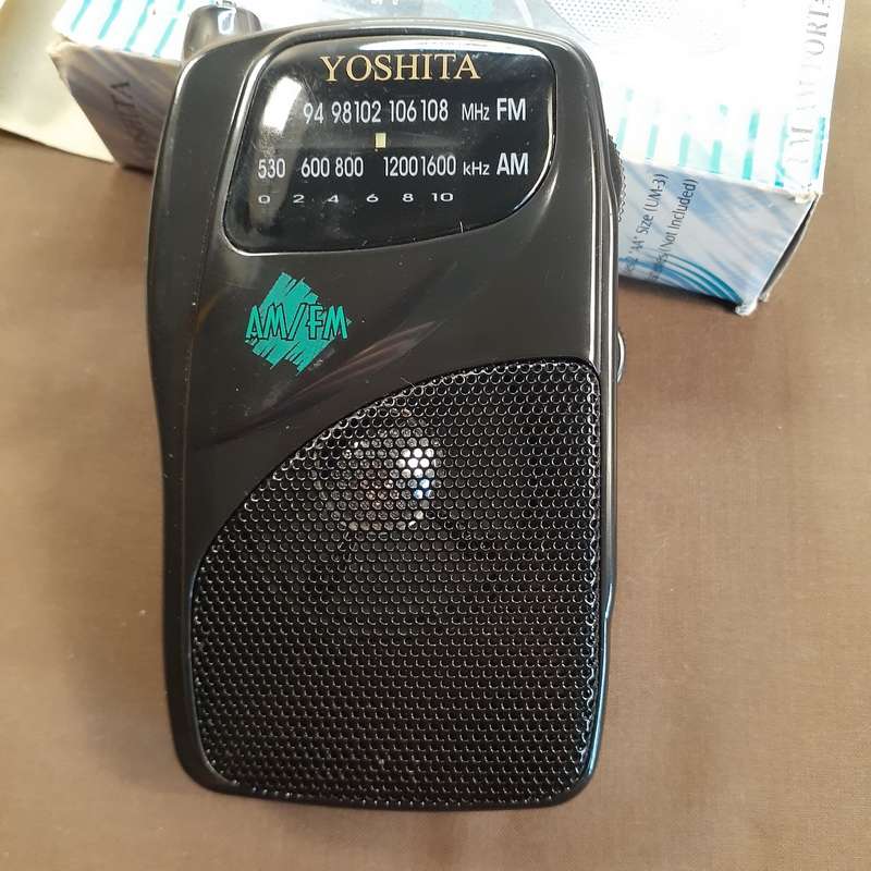 Portable FM/AM Radio Yoshita vintage, with belt clip