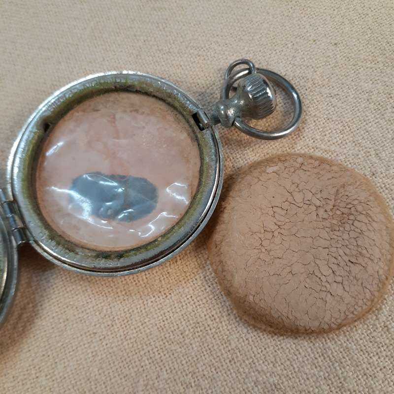 Powder Compact Este Lauder Pocket Watch style 1950's