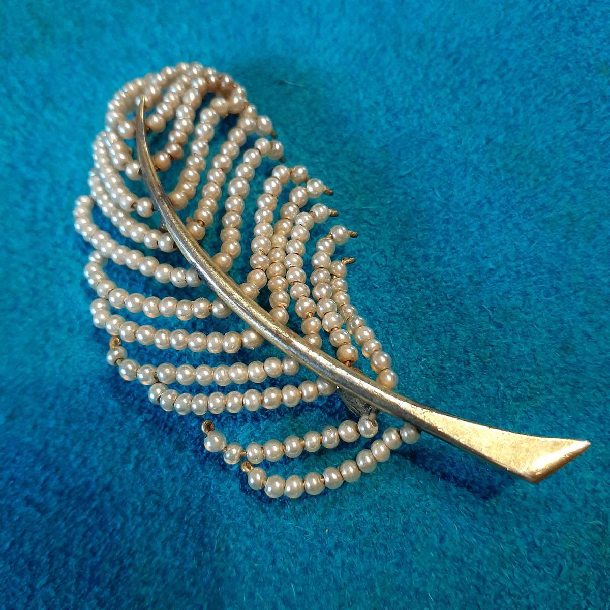 Vintage faux pearl feather brooch - 6 CMs