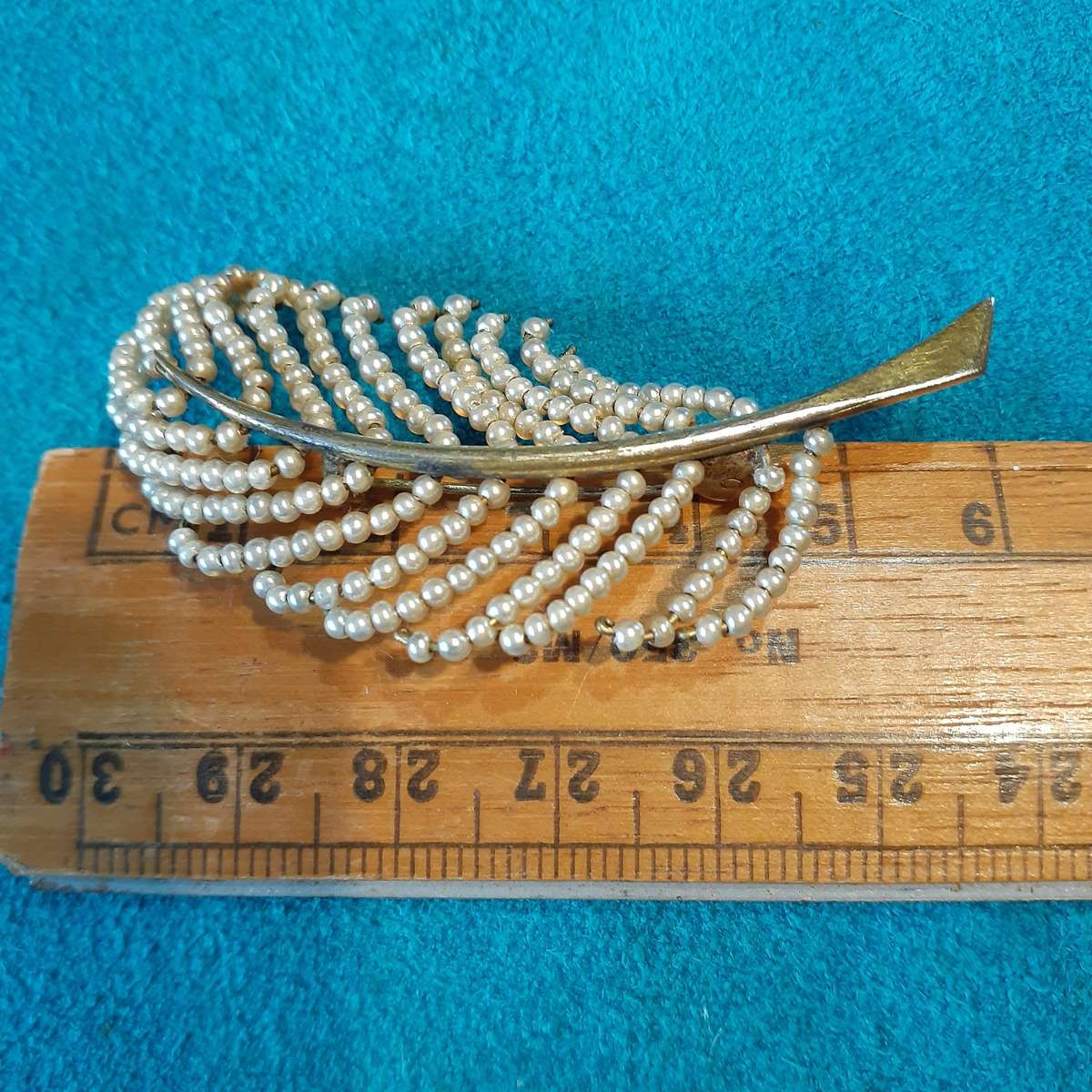 Vintage faux pearl feather brooch - 6 CMs