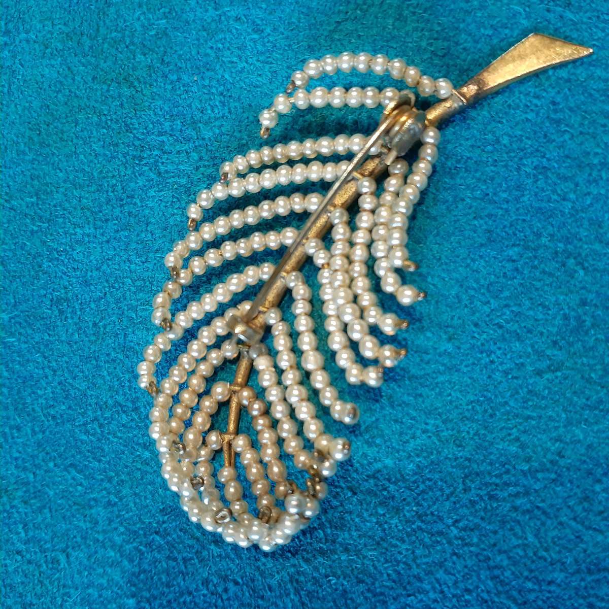 Vintage faux pearl feather brooch - 6 CMs