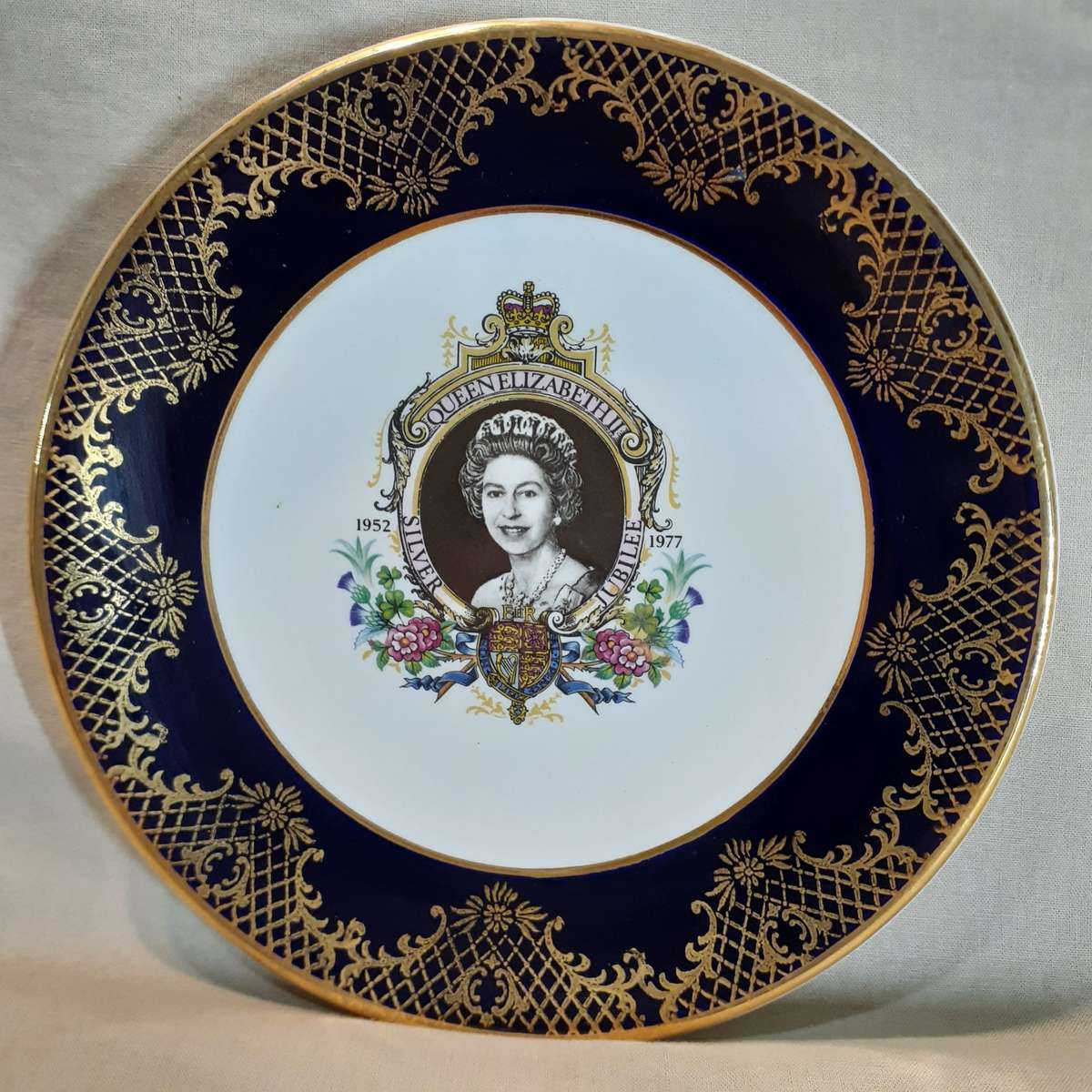 Commemorative QE 2 Plate Silver Jubilee 1952 1977