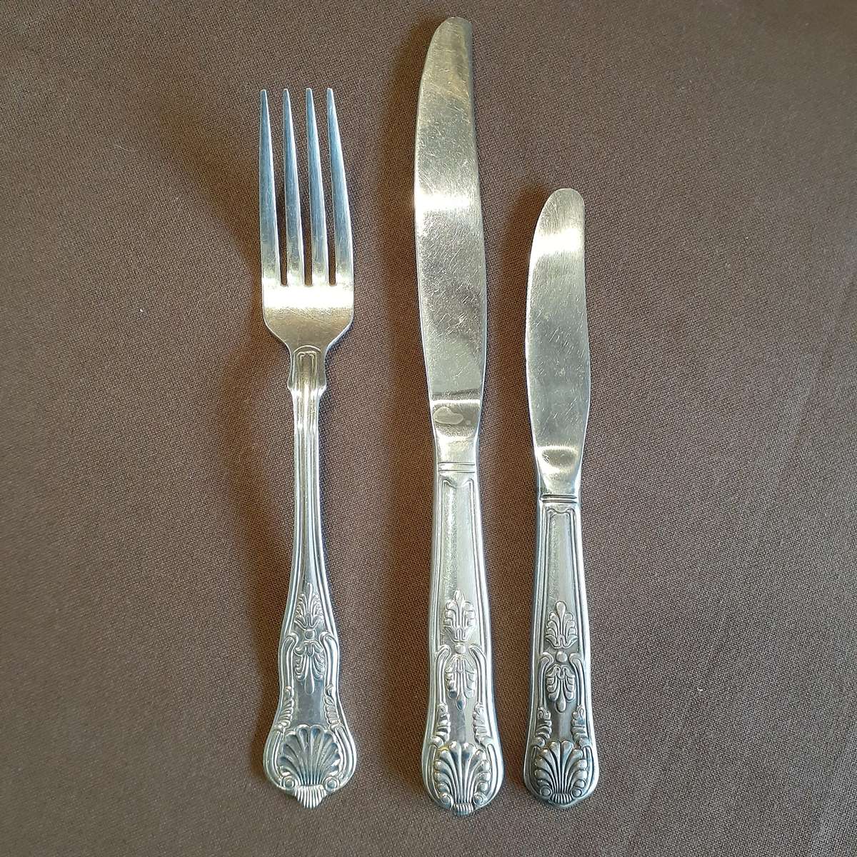Cutlery Kings Pattern - 2 knives and 1 fork