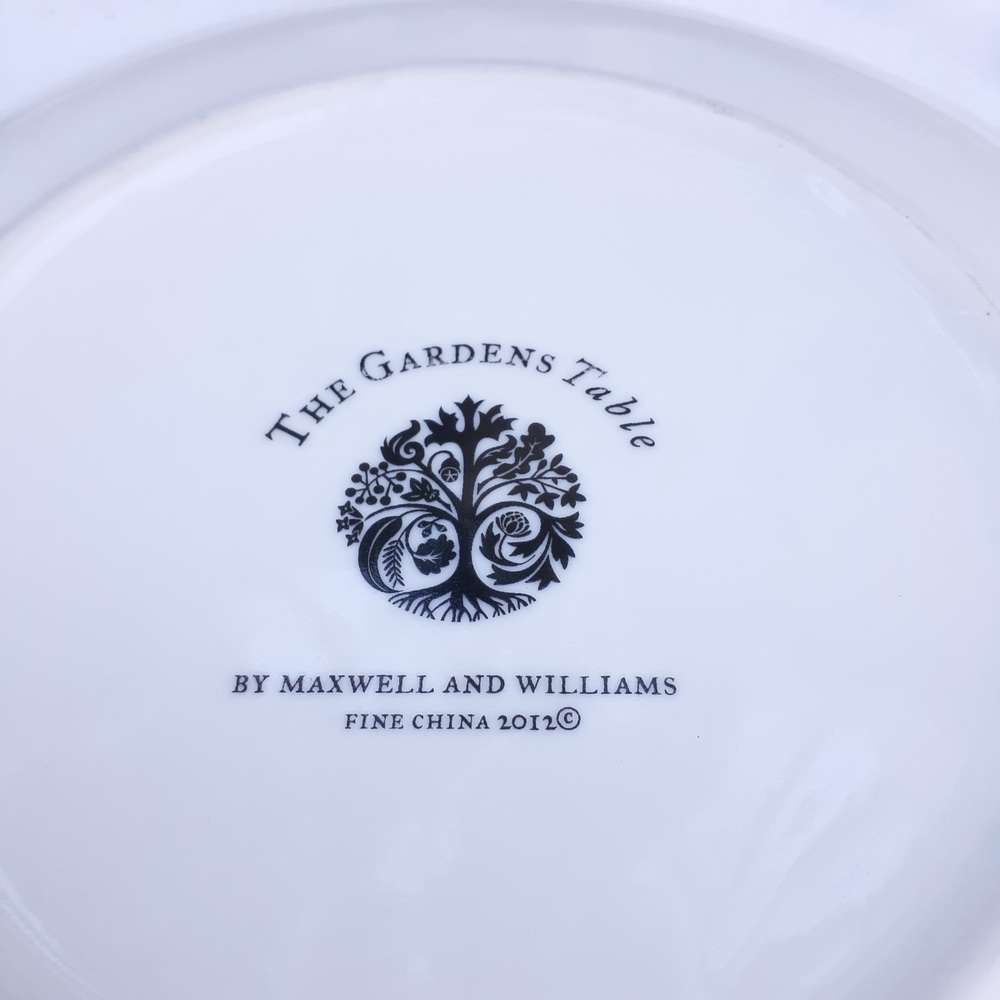 Pair of Maxwell and Williams rose plates 2012 - 18.5 cm dia