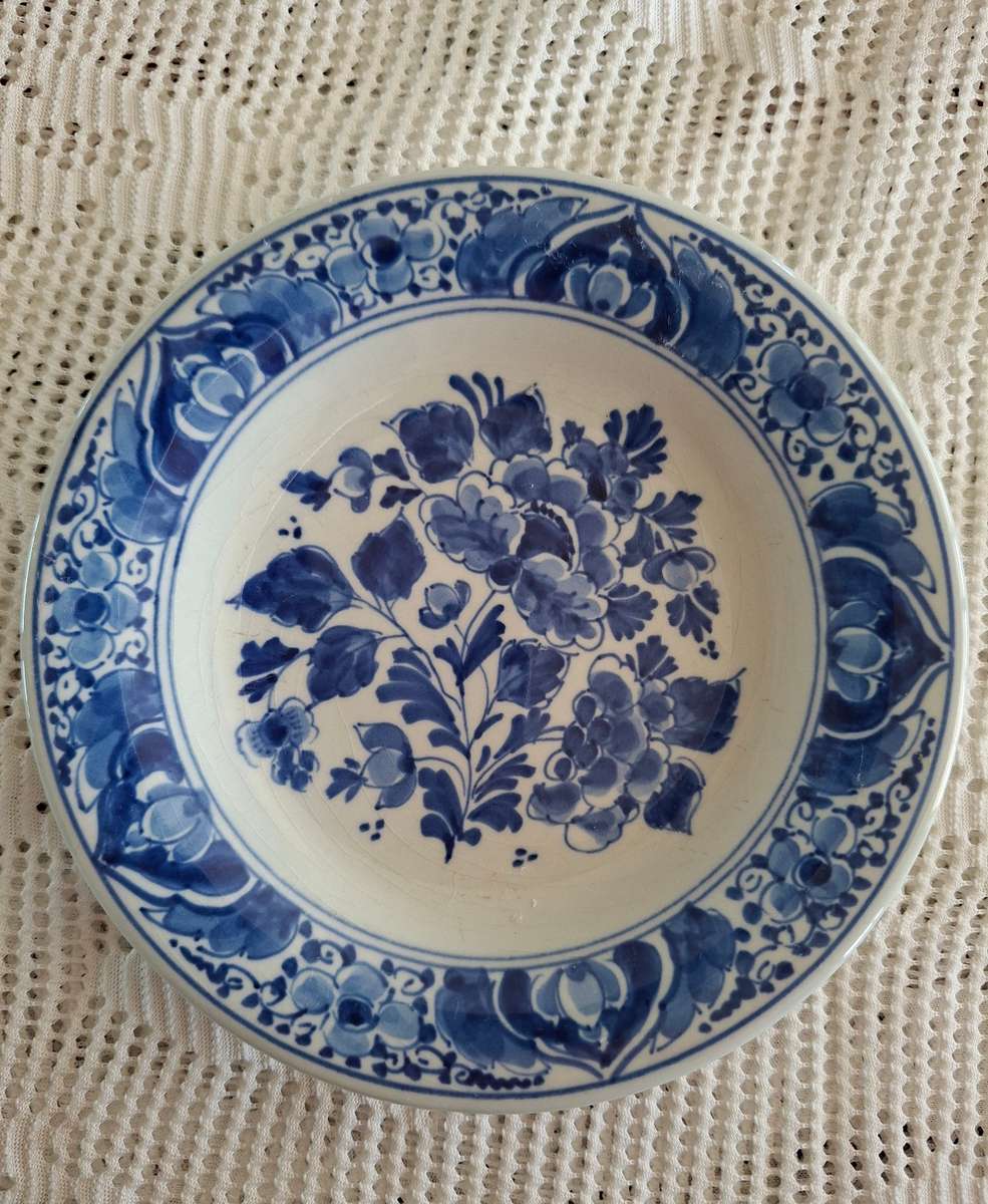 Delft wall plate - blue and white signed 14cms