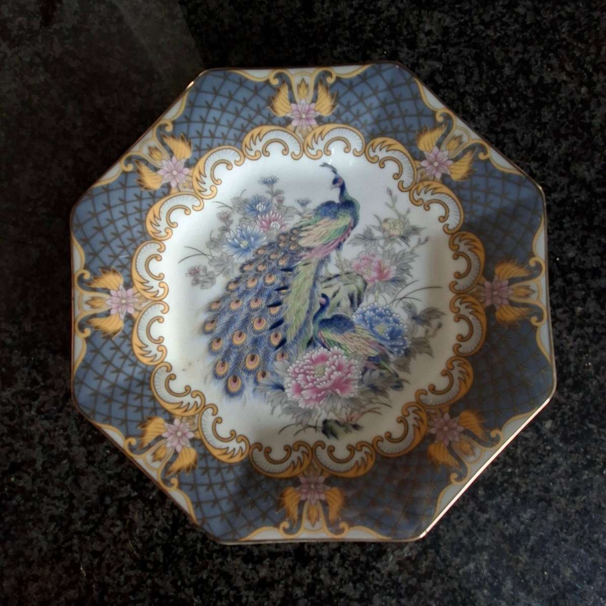 Pretty Chinese plate with peacock 18 cms - imari style - blue and white