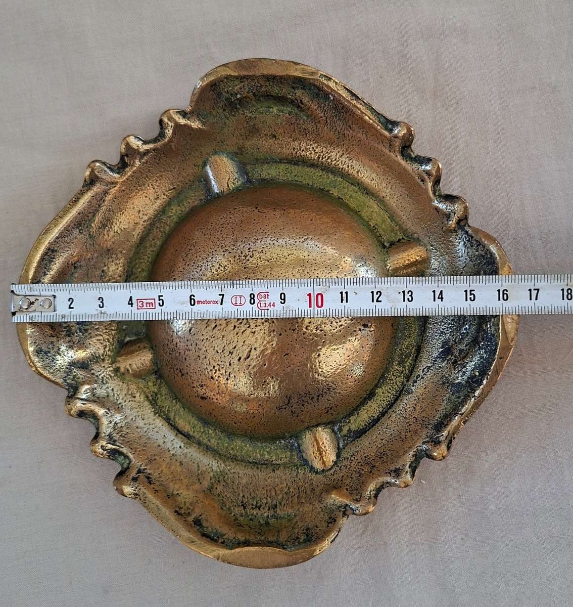 Ashtray - heavy cast brass    .75 Kg  Scrolls and flowers