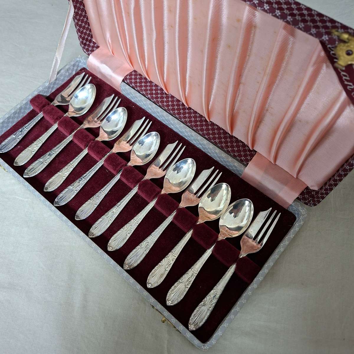 12 silver plate forks and teaspoons Yeoman Plate - Boxed