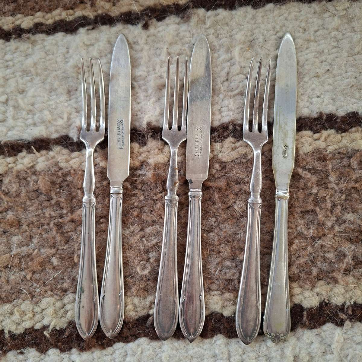 Fruit knives and forks - yeoman silver plate - 3 knives 3 forks Yeoman plate