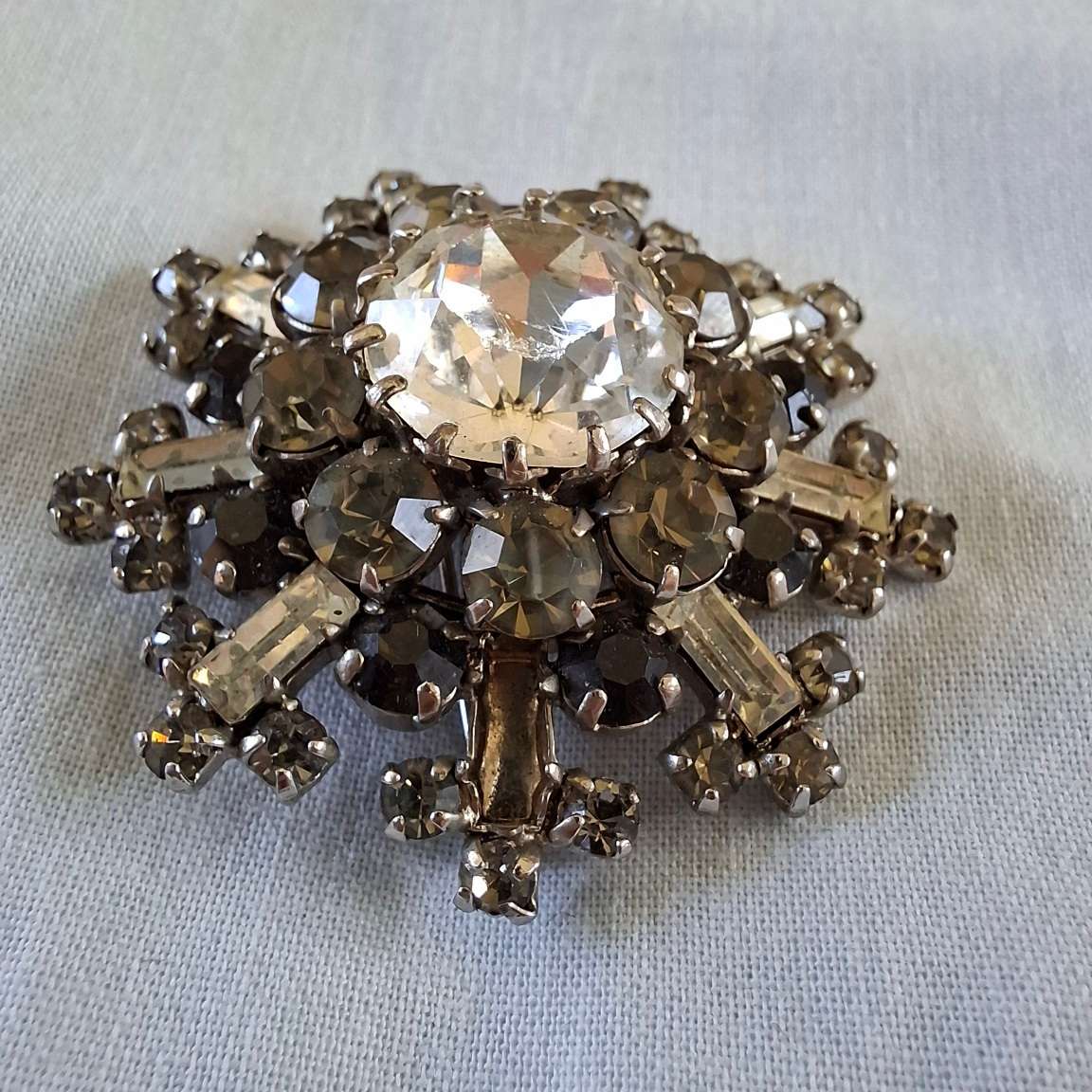 Rhinestone Star burst flower brooch - vintage