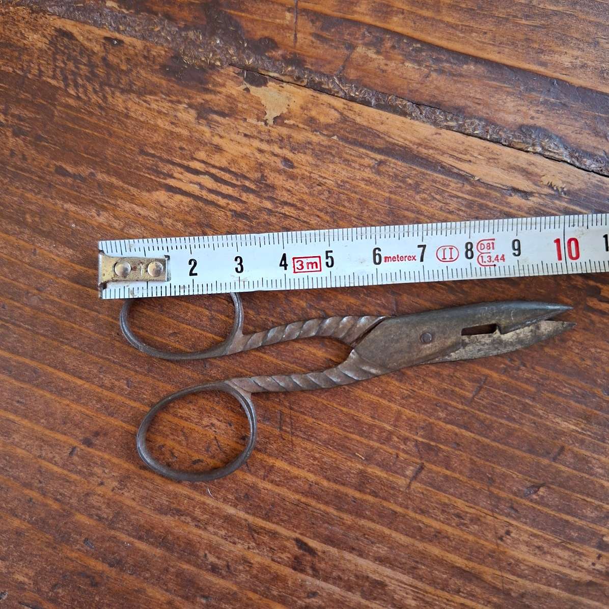 Buttonhole scissors - sewing button scissors.  embroidery lace scissors