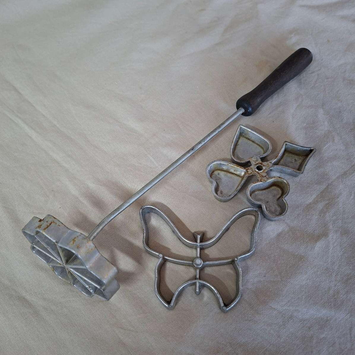 Snackle iron with 3 shapes
