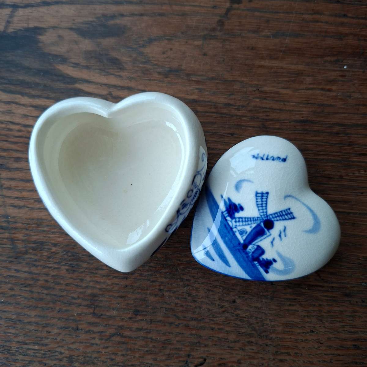Trinket box Delft Holland ceramic heart - with windmill 7 cms dia