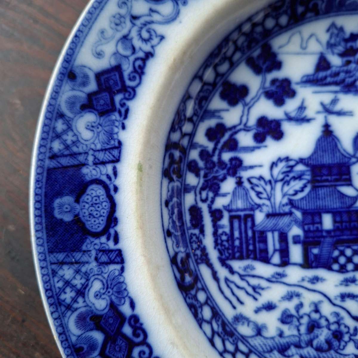 Antique Ashworth India Plate 27 cms - flow blue Blue and white  - Willow pattern. Likely late 180...