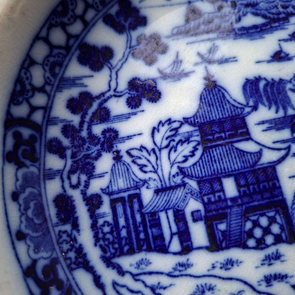 Antique Ashworth India Plate 27 cms - flow blue Blue and white  - Willow pattern. Likely late 180...