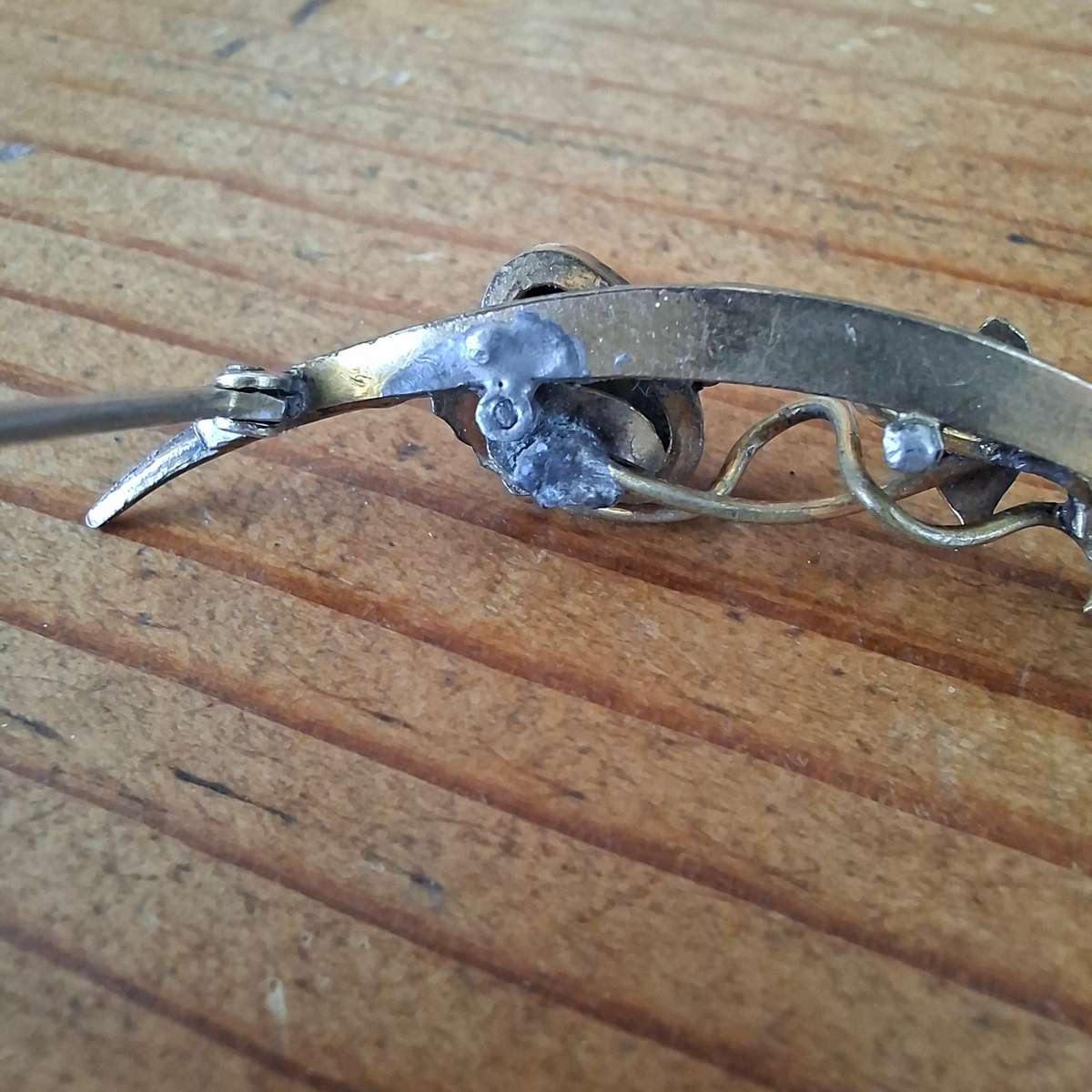 brooch with glass / stone mottled blue - half moon - has repairs