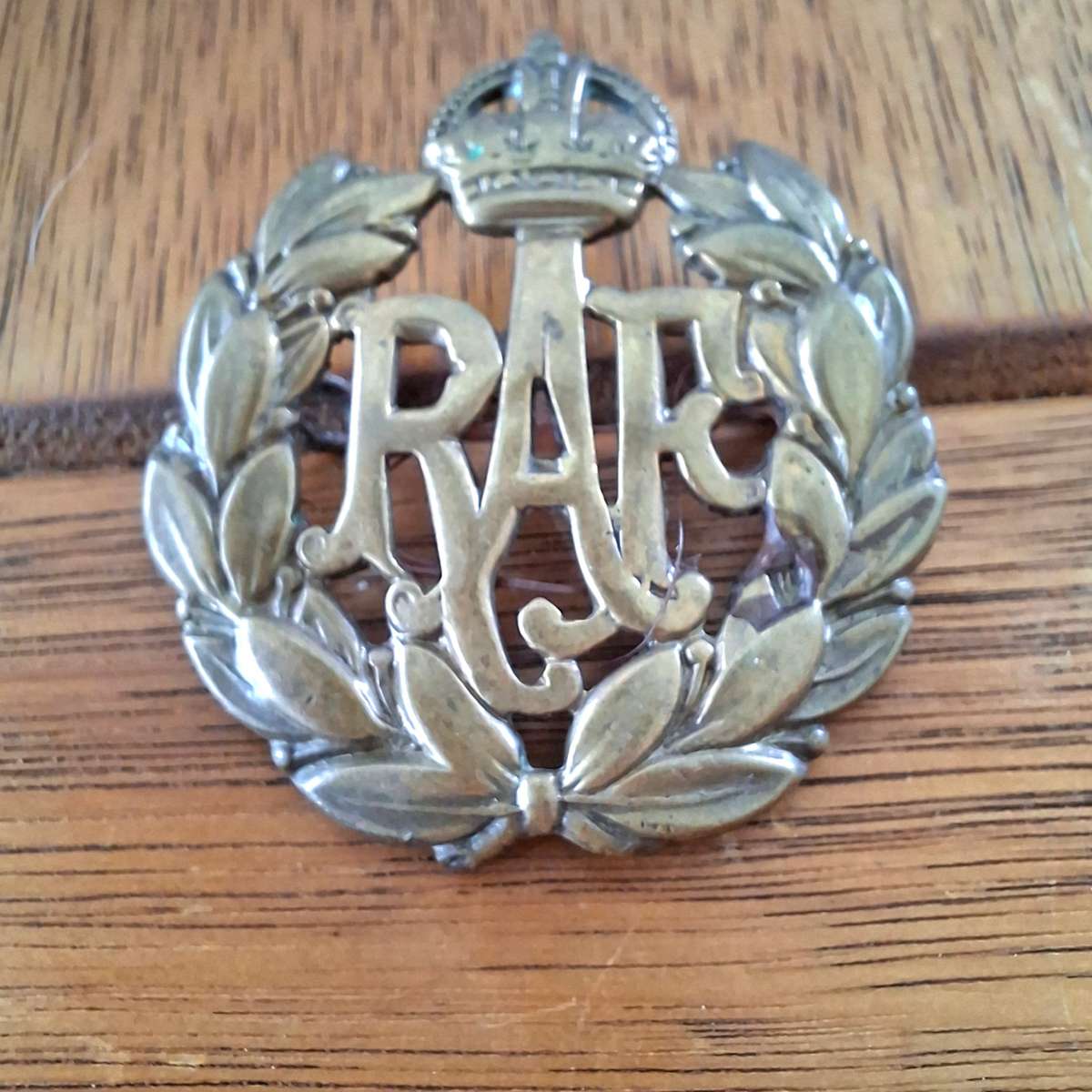 WW2 RAF cap badge