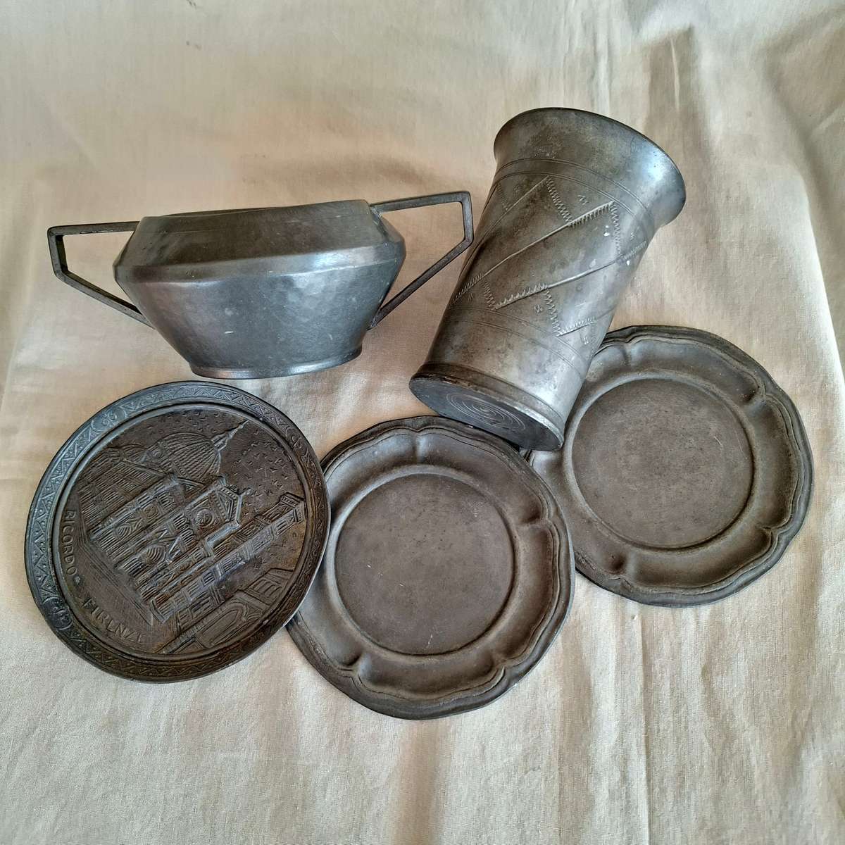 Old Pewter mug, basin and small plates 1 kg