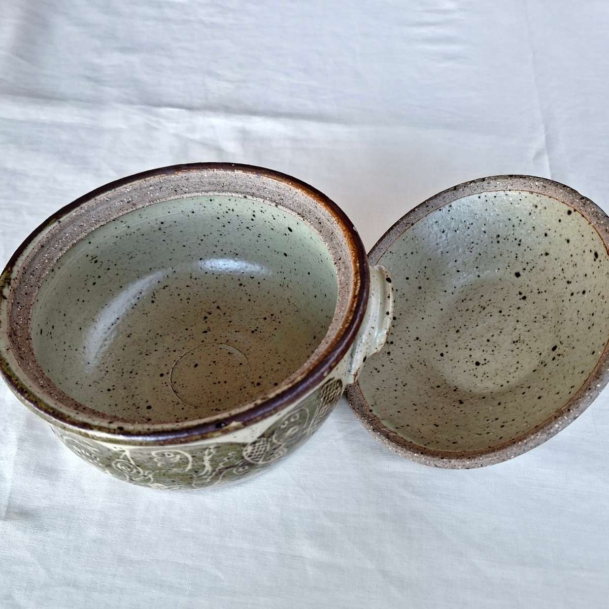 South African Pottery - Gideon Mkhize - Rorkes Drift - stoneware lidded bowl