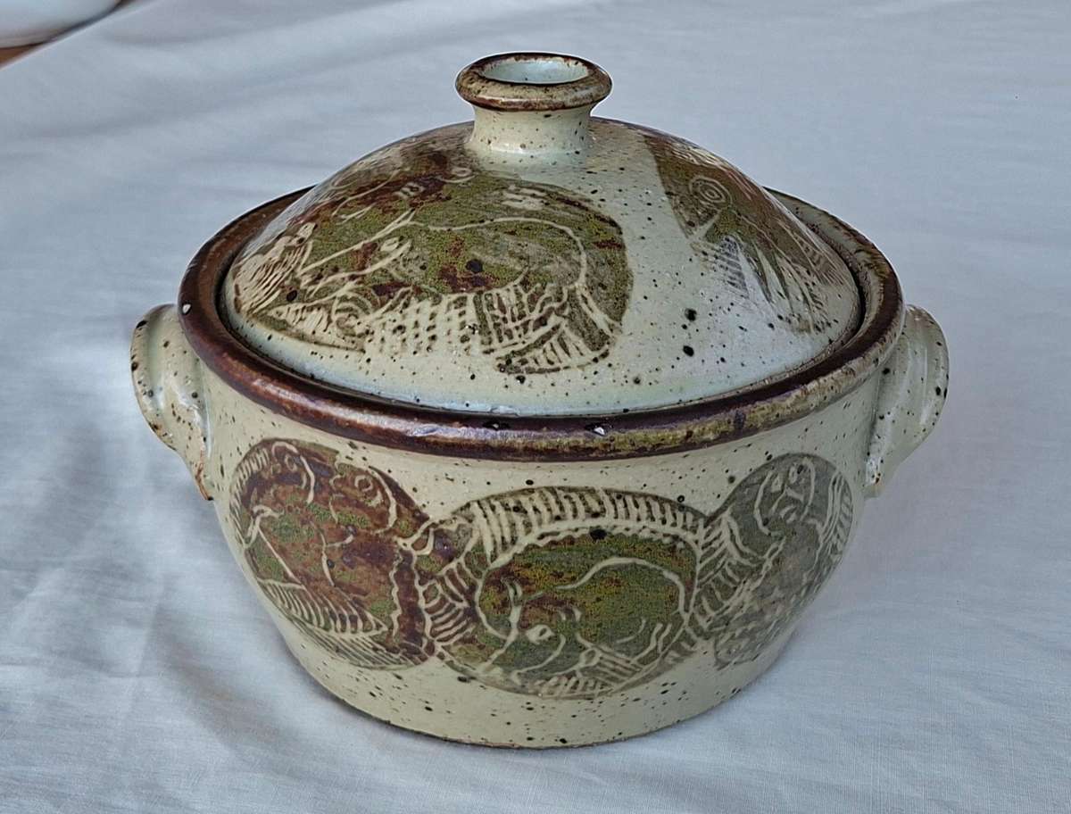 South African Pottery - Gideon Mkhize - Rorkes Drift - stoneware lidded bowl