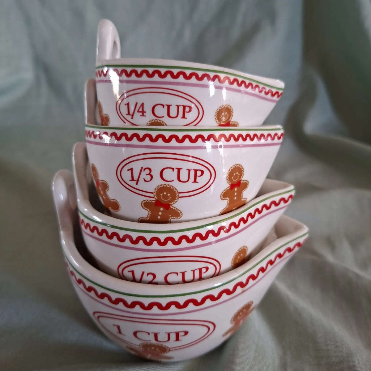 4 ceramic measuring cups with gingerbread men kitchenalia