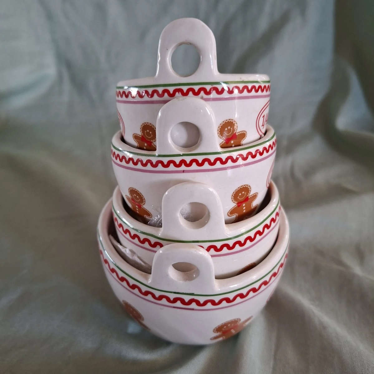 4 ceramic measuring cups with gingerbread men kitchenalia