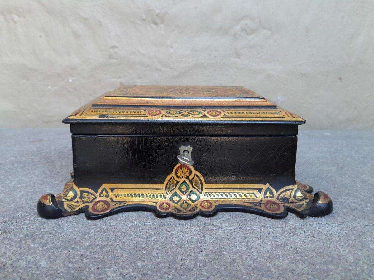 An Antique 19th Century Chinoiserie Box