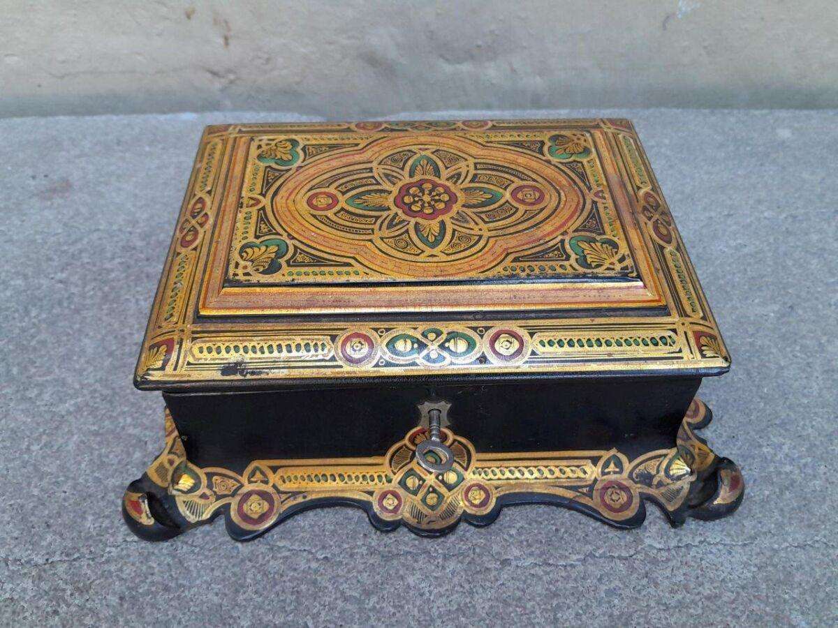 An Antique 19th Century Chinoiserie Box