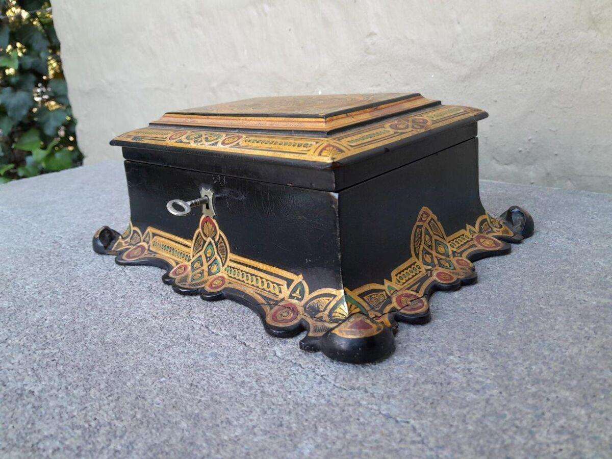An Antique 19th Century Chinoiserie Box