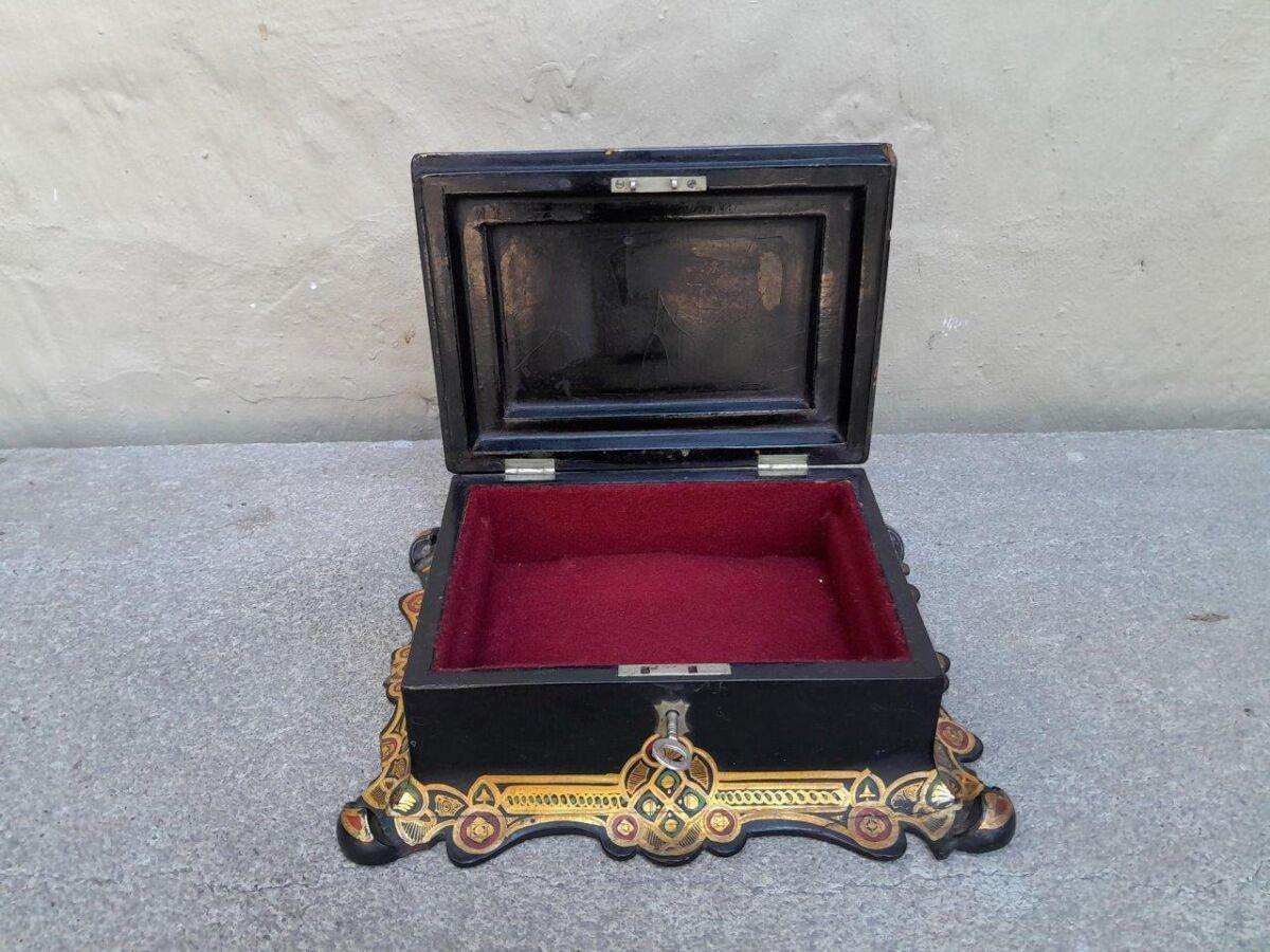 An Antique 19th Century Chinoiserie Box