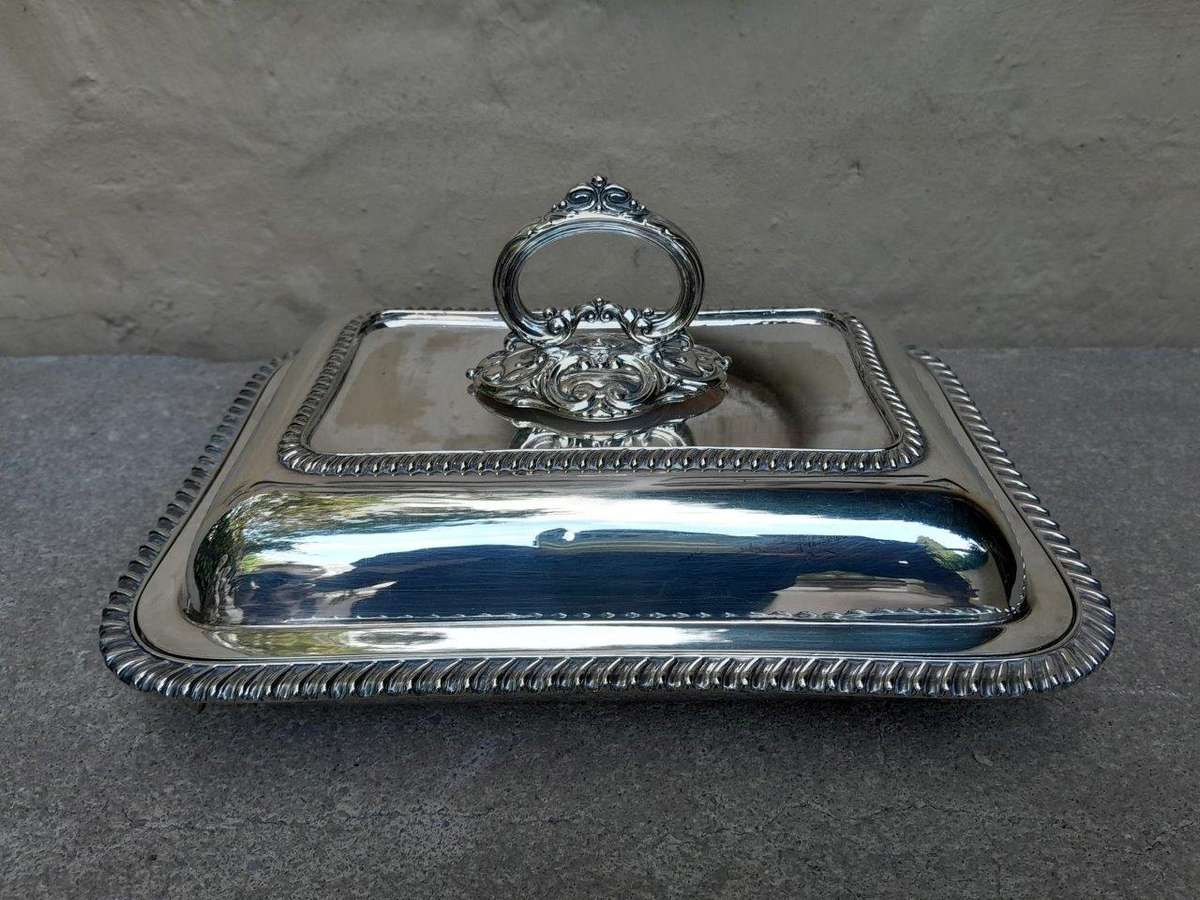 A Sheffield Silver Plated Entrée Dish Dimensions 15 X 29cm X 22 Cm R5500