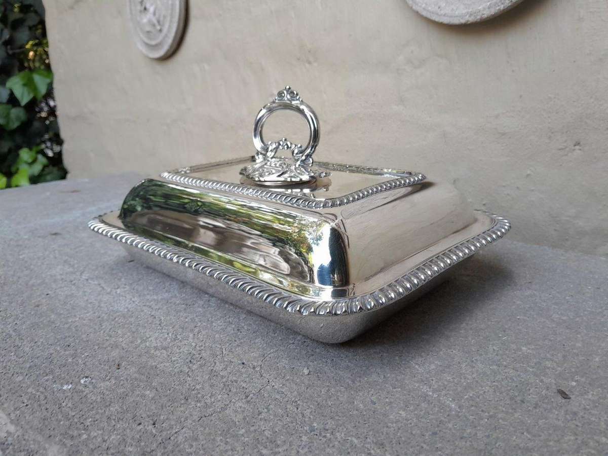 A Sheffield Silver Plated Entrée Dish Dimensions 15 X 29cm X 22 Cm R5500