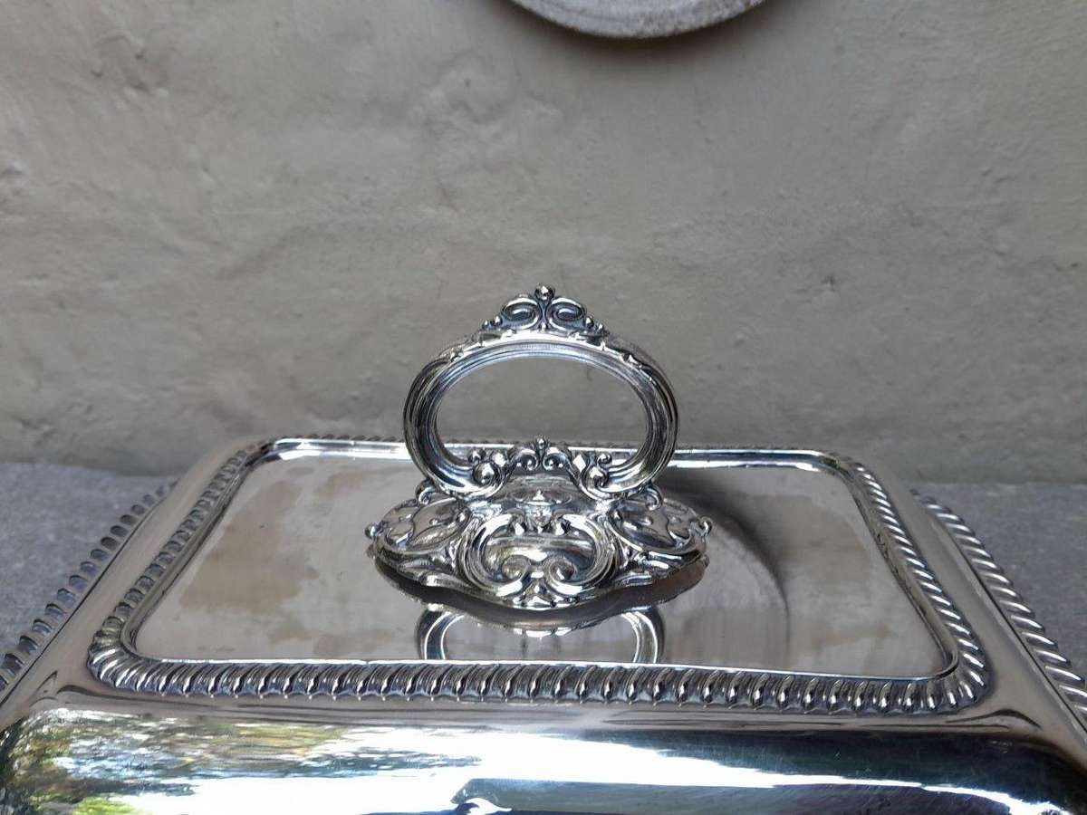 A Sheffield Silver Plated Entrée Dish Dimensions 15 X 29cm X 22 Cm R5500