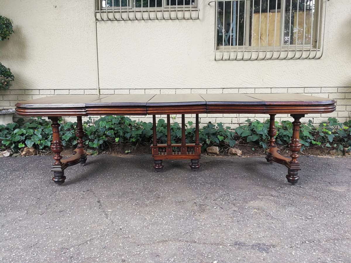 Henry II Walnut extension dining table with 3 leaves (8  10-Seater)