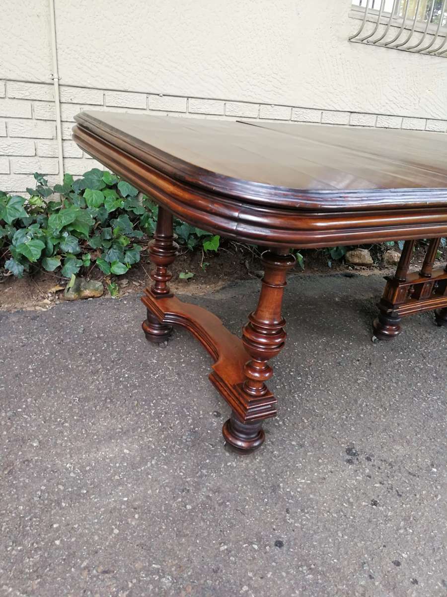 Henry II Walnut extension dining table with 3 leaves (8  10-Seater)