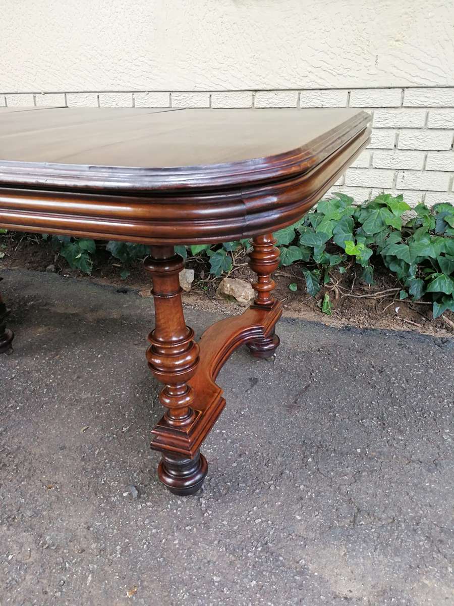 Henry II Walnut extension dining table with 3 leaves (8  10-Seater)